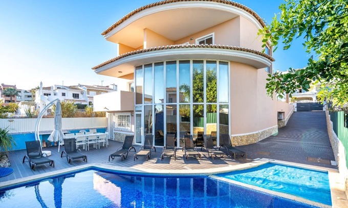 Correeira House | Wide luxurious villa with heated pool and jacuzzi