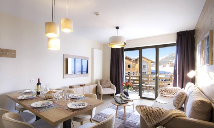 Eclose-Est Apartment | Wifi, 50m from ski slopes, fitness, sauna, hammam, balcony, tv, ski locker, 58m², Alpe d'Huez
