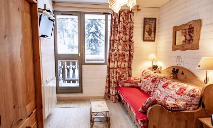 Valfrejus Apartment | Wifi, 70m from ski slopes, 1st floor, view mountain, balcony, tv, ski locker, 19m², Valfréjus