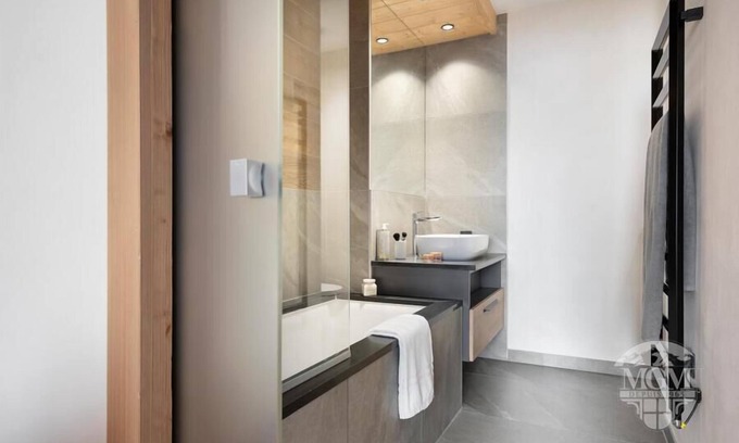 Manigod Apartment | Wifi, ski-in/ski-out & foot of the slopes, view ski slopes, swimming pool, sauna, hammam, balcony