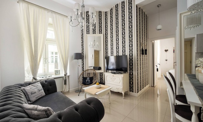 Srodmiescie Południowe Apartment | Wilcza City Centre Chic Apartment