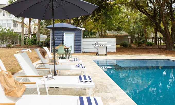 Isle of Palms House | Wild Dune by AvantStay | Close to Beach w/ Pool & Large Backyard!
