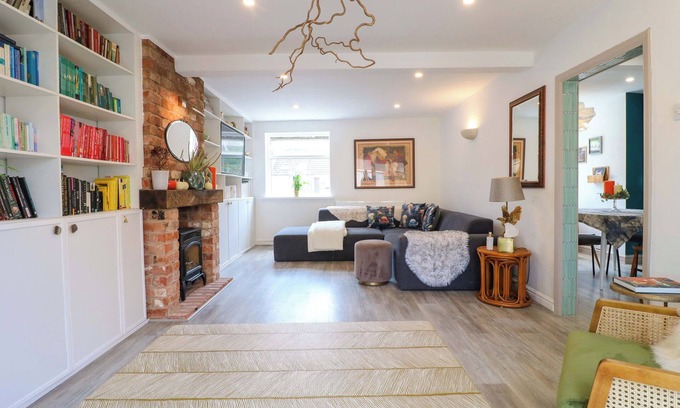 Quorndon House | WILD PEACE COTTAGE, pet friendly, character holiday cottage in Quorn