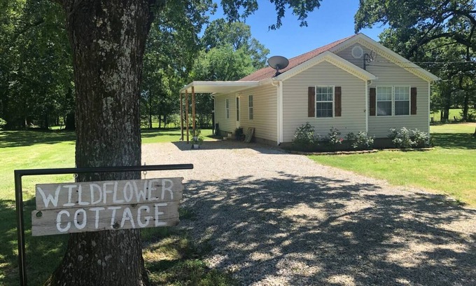 Paragould House | Wildflower Cottage : Country Home Near Town