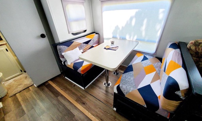 Dover House | Wildwood Camper De Sleeps 6-7,