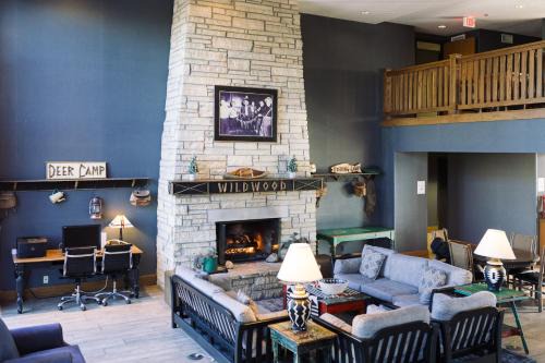 Clive Hotel | Wildwood Lodge & Suites