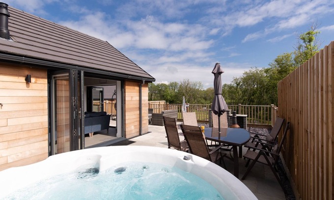St. Florence Cottage | Willow Cottage with private hot tub