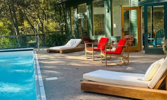 Washington House | Willow Creek: Mid-Century Oasis
