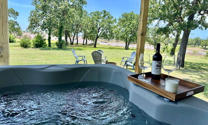 Madill Cabin | Willow Heaven- LAKEFRONT Cabin getaway with a Jacuzzi in Texoma Shores Resort