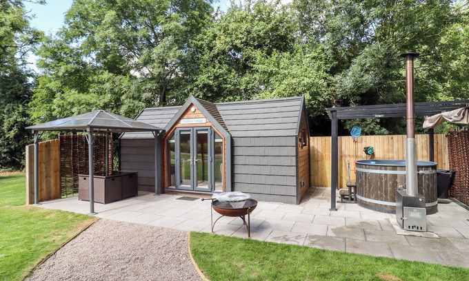 Middleton Cheney Cottage | WILLOW LODGE AT BRIDGE LAKE FARM & FISHERY, romantic in Chacombe