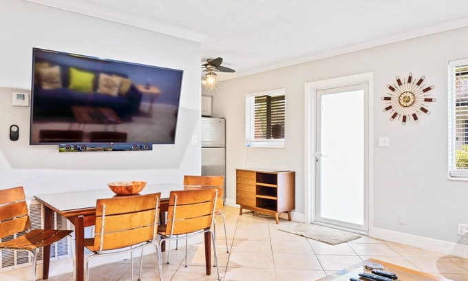 Wilton Manors Apartment | Wilton Manors 2BR Charm Walk to the Drive