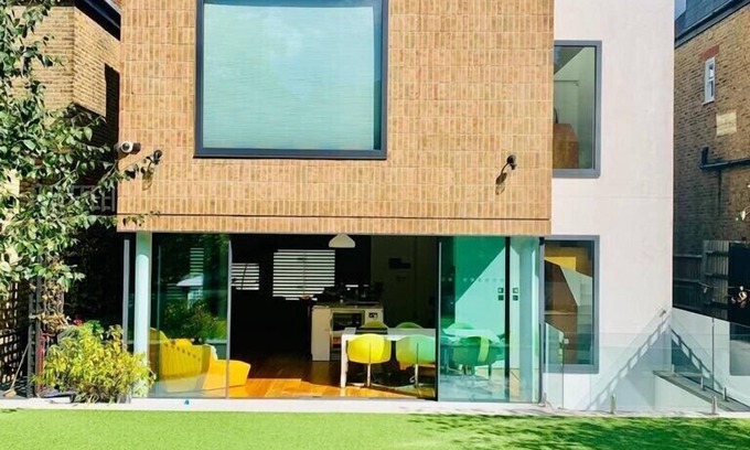 Wimbledon Park House | Wimbledon Modern Home Sleeps 8-10 with Air Conditioning & own parking