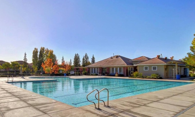 Westlake House | WIND HOUSE Luxury Next to Downtown OldTown Airport SleepTrain Arena Pool Sauna