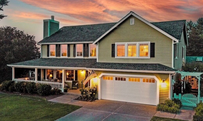 Bow House | Windrush House · Summer Sale! Hot Tub. Grill. Views.
