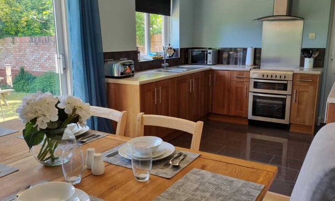 Windsor House | Windsor 4 Bedroom House with garden near to Legoland with free off road parking