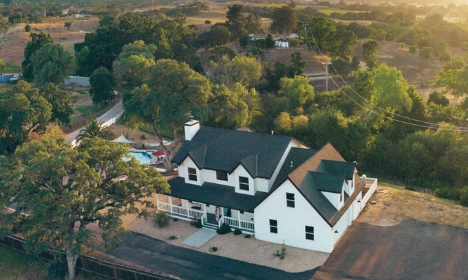 Paso Robles House | Wine Country Modern Farmhouse with Heated Pool, Hot Tub, Cybertruck