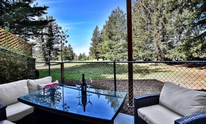 Rohnert Park Condo | Wine Country Townhouse with Golf Course View!