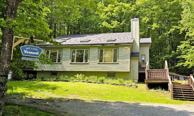 West Dover Ski Chalet | Wine Moose Hot tub Fireplace Sauna 9min to Mt Snow