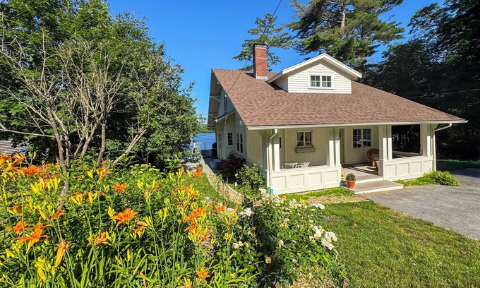 Prides Crossing Cottage | WINTER 2025 PROMO -Lakefront 2 Bed/3 bath + Extra Bed off of living room