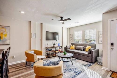 Washington Ave./ Memorial Park House | Winter Retreat 3b 3ba Huge backyard Mins from Downtown