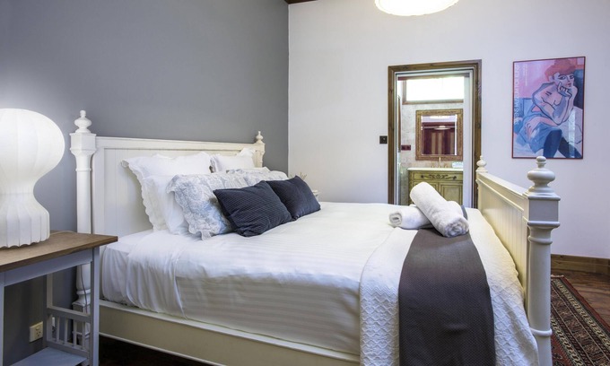 Olinda House | Winter Rose - Gorgeous historic house within 3 acres of gardens which exudes the comfort and peace of yesteryear.