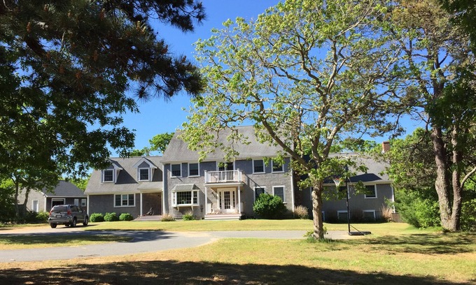Edgartown House | Wintucket Cove Path-On The Great Pond-Boating And Biking! Central A/C