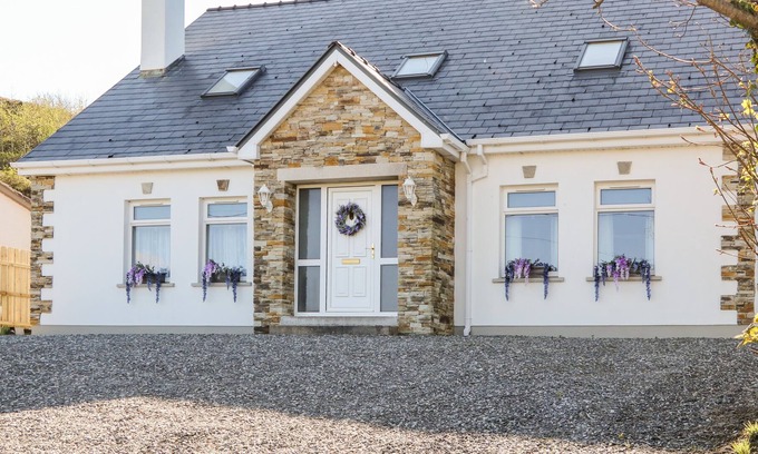 Annagry Cottage | WISTERIA COTTAGE, family friendly in Annagry, County Donegal