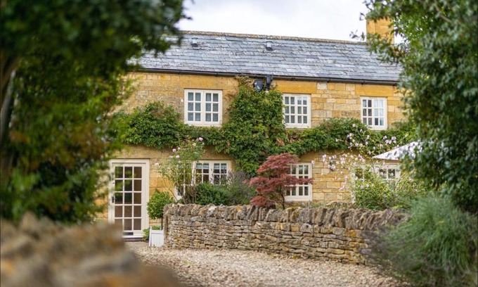 Cow Honeybourne House | Wisteria Cottage , Pretty Cotswold Cottage close to Chipping Campden