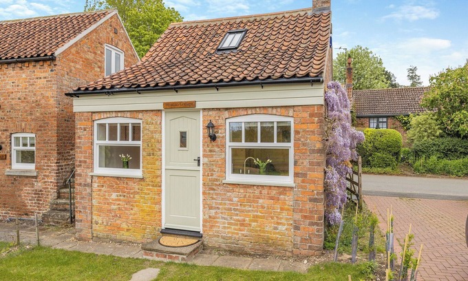 Hemingby Cottage | Wisteria Cottage - UK46478