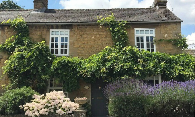 Bourton Cottage | Wisteria Cottage, 5* Location, Parking, Cotswolds