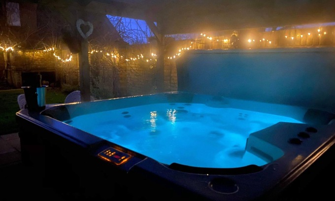 Hollym House | Wisteria lodge Beautiful cottage with hot tub , summer availability,beach wifi
