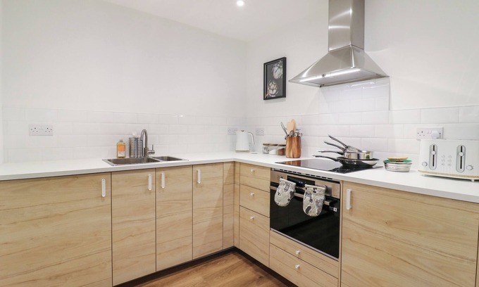 Riseley Cottage | WISTERIA VIEW, pet friendly in Riseley