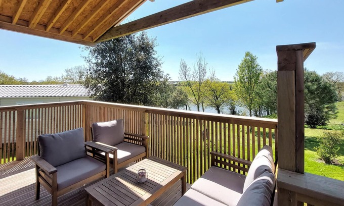 Mache House | With a breathtaking view of the lake, this compact wooden house in Mache welcomes you.