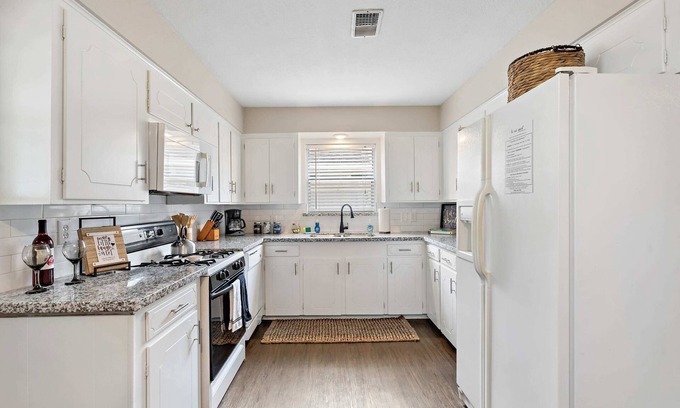 Deer Park House | with Arcade and Covered Patio Sleep 9 in this 4 Bedroom 2 Bath Home 5 star host