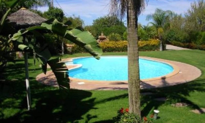 Albufeira Apartment | With pool, garden, barbecue and lake