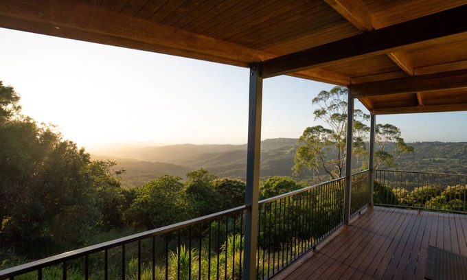 Montville Cabin | With spectacular views - Villetta at Maleny is perfect for a romantic getaway!