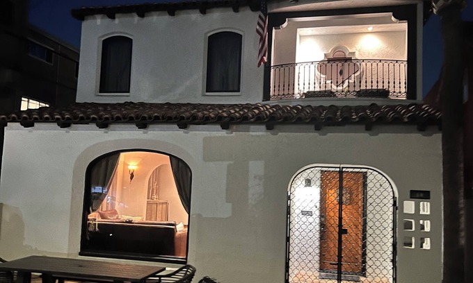 Belmont Shore House | Within steps of the beach, your Long Beach get away in Belmont Shore.
