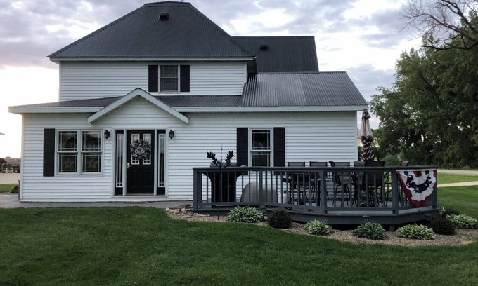 Dyersville House | Within Walking Distance of Field of Dreams Movie Site/MLB STADIUM