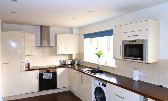 Wokingham Apartment | Wokingham - Contemporary, Spacious - Three Bedroom (Two Bathroom) Apartment