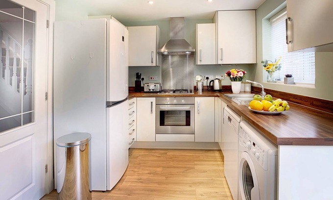 Wokingham House | Wokingham - Garden, Parking, Pets Welcome