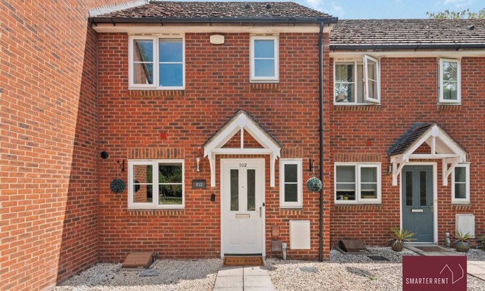 Sindlesham House | Wokingham - Three Bed House - Parking