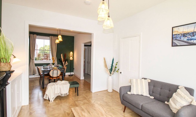 Weymouth House | WOLF COTTAGE, pet friendly, character holiday cottage in Weymouth