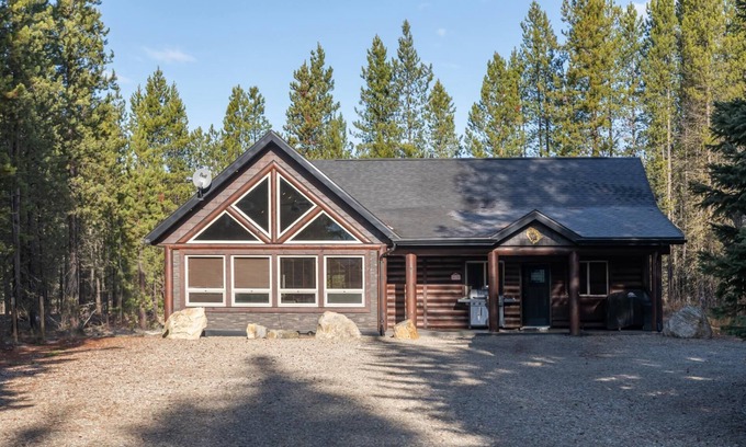 Valemount House | Wolf Den Cabin Rental