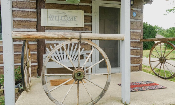 Noblesville Cottage | Wolf's Cabin Near Historic Downtown Noblesville