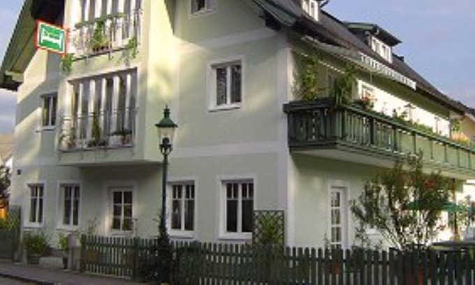 Strobl Apartment | Wolfgangsee, center, near the lake, family vacation, skiing, whirlpool, dogs, SKY-TV