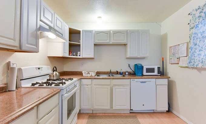 East MLK House | Wonderful 3 Bedroom House, Super Close to Sxsw & Downtown