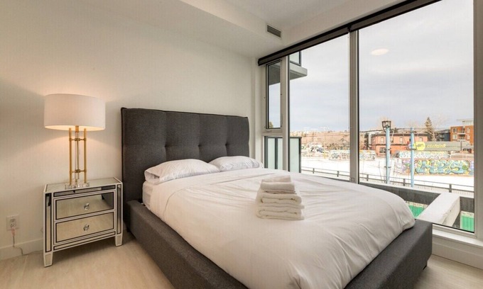 Sunnyside Apartment | *Wonderful* City View Condo in Trendy Kensington