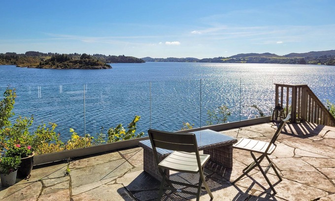 Tysvaer House | Wonderful cottage in fantastic, sheltered location right by the Førresfjorden.
