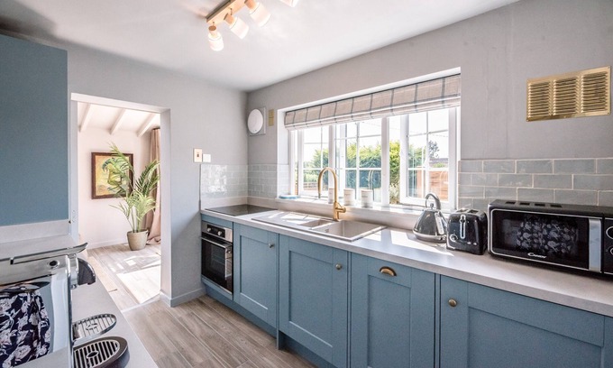 Aldringham Cottage | Wonderful cottage with sun-filled terrace