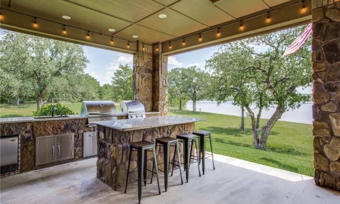 Nocona House | Wonderful Family-sized Lake House!